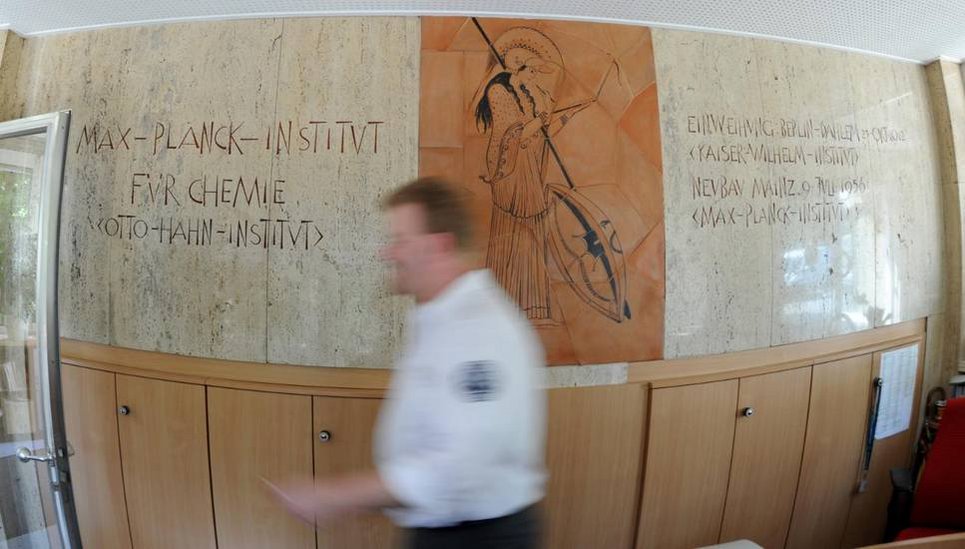 Inauguration plaque in the old main building of the MPI for Chemistry. Photo: Carsten Costard