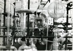 Heinrich Wänke extracting inert gases in Mainz. Source: MPI for Chemistry.