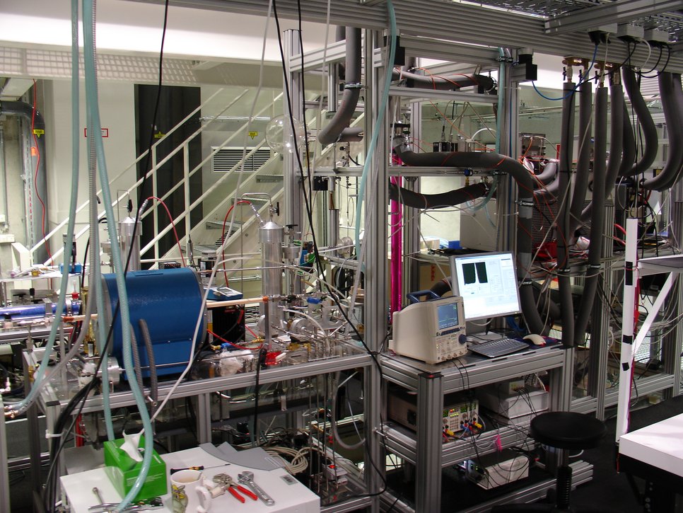 The complex laboratory setup used for the LExNo experiments. Picture: J. Schneider, MPIC