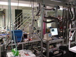 The complex laboratory setup used for the LExNo experiments. Picture: J. Schneider, MPIC