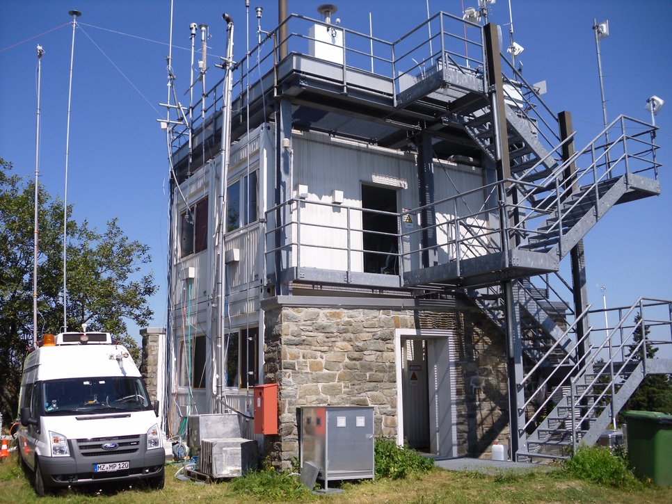 The Taunus Observatory with the MPI mobile laboratory Mola. Picture: J. Schneider, MPIC.