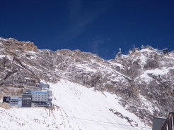 The research station "Schneefernerhaus" (left) and the Zugspitze summit (right). Picture: J. Schneider, MPIC.