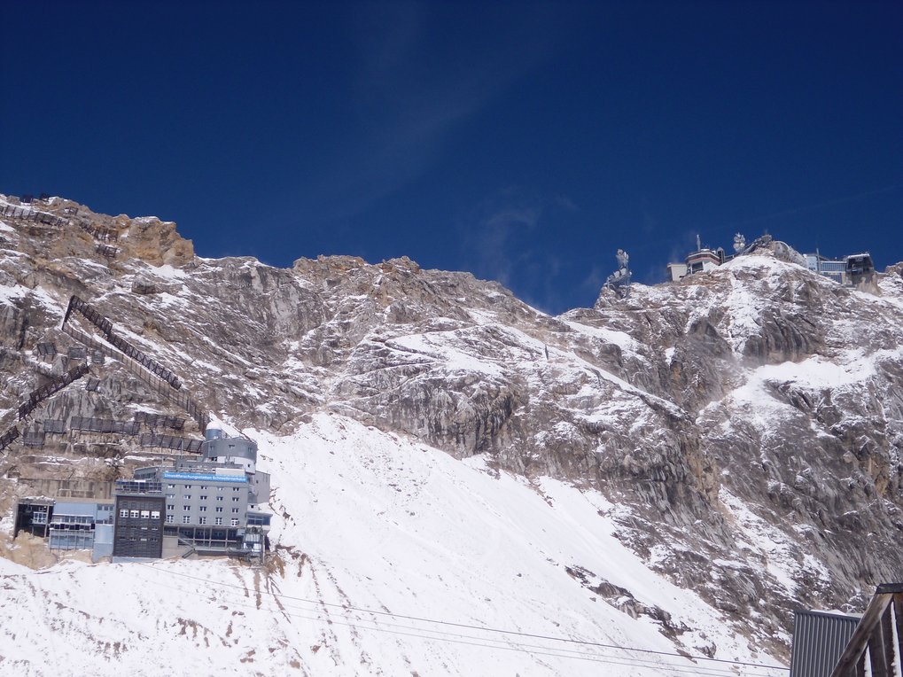 The research station "Schneefernerhaus" (left) and the Zugspitze summit (right). Picture: J. Schneider, MPIC. The research station "Schneefernerhaus" (left) and the Zugspitze summit (right). Picture: J. Schneider, MPIC.