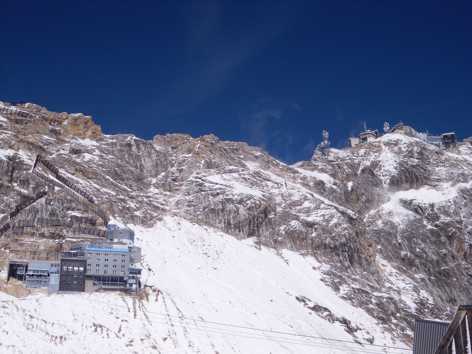 The research station "Schneefernerhaus" (left) and the Zugspitze summit (right). Picture: J. Schneider, MPIC.