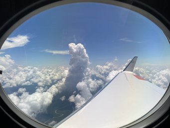 Blick aus dem Flugzeug in die Wolken