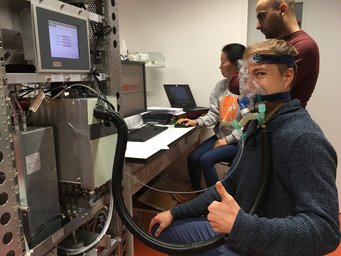 Menschen im Labor die Raumluft messen.