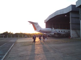 Starting to work at the HALO aircraft early in the morning. Picture: J. Schneider, MPIC Starting to work at the HALO aircraft early in the morning. Picture: J. Schneider, MPIC