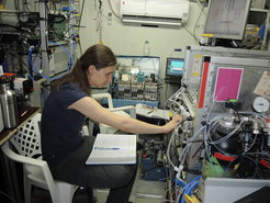 Person arbeitet im Container an der ATTO Station