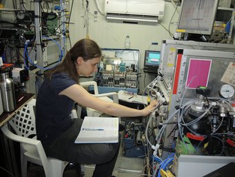 Source: A. Edtbauer/MPIC Person arbeitet im Container an der ATTO Station