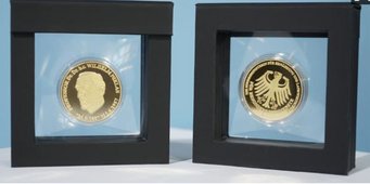 Johann Goldammer erhält die Professor-Niklas-Medaille in Gold des Bundesministeriums für Ernährung und Landwirtschaft. Zwei goldene Münzen in schwarzen Rahmen, links mit einem Porträt und Text, rechts mit einem Adler und Schriftzug. Beide Münzen sind in transparenten Hüllen präsentiert.