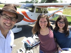 Nora Zannoni (Mitte), Martin Wikelski und Chiara Seghetti in Tassignano (Italien) vor der Cessna, mit dem die flüchtigen organischen Verbindungen (VOC) in der Luft gemessen wurden.