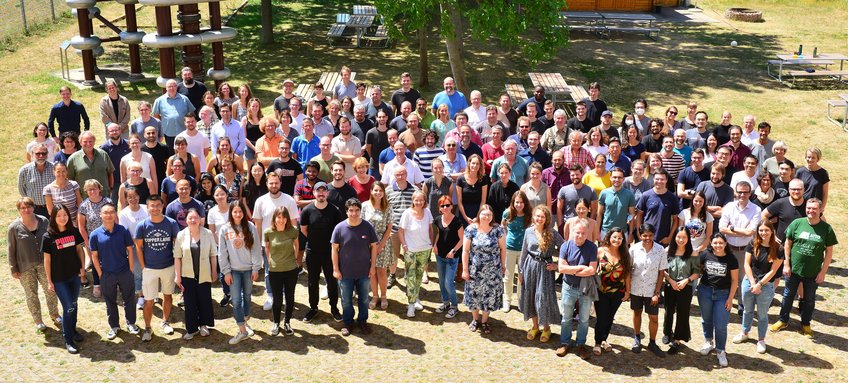 Mitarbeitende des Max-Planck-Instituts für Chemie, Gruppenfoto. Stand: Juli 2022