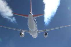 Flugzeug, blauer Himmel, weiße Abgase rechts und links
