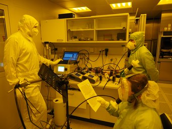 Aerosol research in the clean room of the MPI for Dynamics and Self-Organization in Göttingen. Scientists from the MPI for Chemistry work together with Eberhard Bodenschatz's team. Aerosol research in the clean room of the MPI for Dynamics and Self-Organization in Göttingen. The scientists wear white protective suits and face masks.