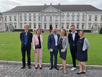 Zu Gast auf Schloss Bellevue: Frank Helleis und Uschi Rack, Thomas und Elena Klimach und Franziska Köllner und Daniel Haag (v. l.) waren zum Dankesfest des Bundespräsidenten für Engagierte in der Pandemie geladen. Zu Gast auf Schloss Bellevue: Frank Helleis und Uschi Rack, Thomas und Elena Klimach und Franziska Köllner und Daniel Haag (v. l.) waren zum Dankesfest des Bundespräsidenten für Engagierte in der Pandemie geladen.
