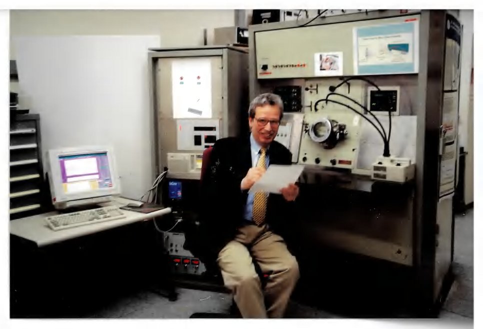 Dr. Klaus Peter Jochum in his laboratory in the old building of the Max Planck Institute for Chemistry in the 1990s. Using the Spark Source mass spectrometer, which can be seen in the background, Jochum’s research team at the time analyzed mainly ocean island basalts (such as those from Hawaii) but also lunar samples.