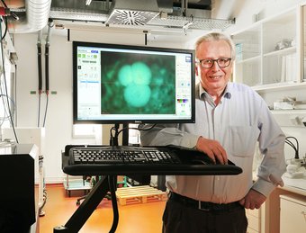 Dr. Klaus Peter Jochum ist mit der besonderen Ehrung eines Honorary Fellowship der International Association of Geoanalysts (IAG) ausgezeichnet worden. Dr. Klaus Peter Jochum, stehend, neben Computer