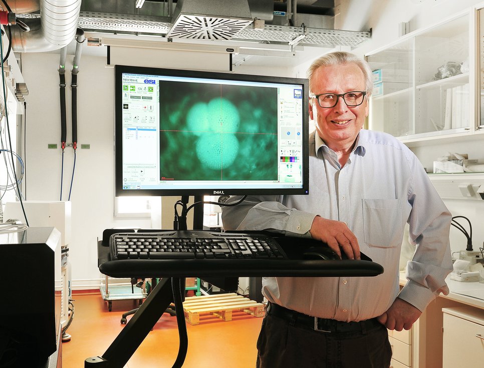 Dr. Klaus Peter Jochum, standing next to a computer