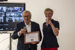 IAG Vice President Dr. Regina Mertz-Kraus (right) presented Dr. Klaus Peter Jochum (left) with an honorary membership certificate for his decades of dedicated work.