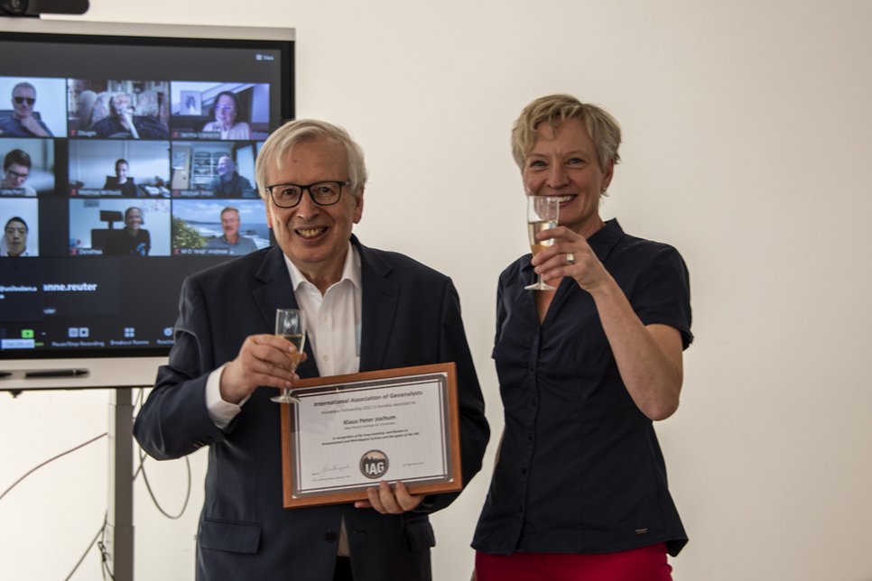 IAG Vice President Dr. Regina Mertz-Kraus (right) presented Dr. Klaus Peter Jochum (left) with an honorary membership certificate for his decades of dedicated work.