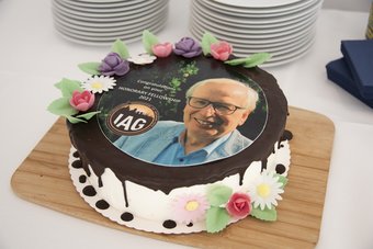 Cake with portrait photo of Klaus Peter Jochum on top