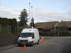 Das mobile Aerosolforschungslabor ermöglicht Messungen unter realen Umgebungsbedingungen. Im Hochschwarzwald und im Elsass führten Forschende des Max-Planck-Instituts für Chemie umfangreiche Emissions- und Immissionsmessungen an und in der Umgebung von Holzverbrennungsanlagen durch.