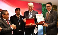 Im Bild von links nach rechts: Dr. Alue Dohong, Vizeminister für Umwelt und Waldwirtschaft, Prof. Dr. Bambang Hero Saharjo, Leiter des Regionalzentrums Südostasien in Bogor, Indonesien, Prof. Dr. Dr. h.c. mult. Johann Georg Goldammer und Arif Havas Oegroseno, Botschafter der Republik Indonesien in Berlin. Der Bintang Jasa (Star of Service) ist eine hochrangige Ehrung der Republik Indonesiens. Der 1963 gestiftete Orden wird vom Präsidenten Personen verliehen, die sich für Zivilcourage und Mut in widrigen Zeiten verdient gemacht haben. Professor Goldammer erhielt als erster nicht-indonesischer Staatsbürger diesen Verdienstorden der höchsten Klasse.