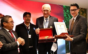 Im Bild von links nach rechts: Dr. Alue Dohong, Vizeminister für Umwelt und Waldwirtschaft, Prof. Dr. Bambang Hero Saharjo, Leiter des Regionalzentrums Südostasien in Bogor, Indonesien, Prof. Dr. Dr. h.c. mult. Johann Georg Goldammer und Arif Havas Oegroseno, Botschafter der Republik Indonesien in Berlin. Der Bintang Jasa (Star of Service) ist eine hochrangige Ehrung der Republik Indonesiens. Der 1963 gestiftete Orden wird vom Präsidenten Personen verliehen, die sich für Zivilcourage und Mut in widrigen Zeiten verdient gemacht haben. Professor Goldammer erhielt als erster nicht-indonesischer Staatsbürger diesen Verdienstorden der höchsten Klasse. m Bild von links nach rechts: Dr. Alue Dohong, Vizeminister für Umwelt und Waldwirtschaft, Prof. Dr. Bambang Hero Saharjo, Leiter des Regionalzentrums Südostasien in Bogor, Indonesien, Prof. Dr. Dr. h.c. mult. Johann Georg Goldammer und Arif Havas Oegroseno, Botschafter der Republik Indonesien in Berlin. Der Bintang Jasa (Star of Service) ist eine hochrangige Ehrung der Republik Indonesiens. Der 1963 gestiftete Orden wird vom Präsidenten Personen verliehen, die sich für Zivilcourage und Mut in widrigen Zeiten verdient gemacht haben. Professor Goldammer erhielt als erster nicht-indonesischer Staatsbürger diesen Verdienstorden der höchsten Klasse.