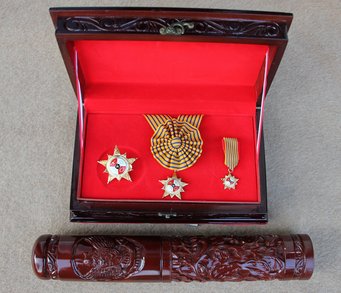 Johann Georg Goldammer receives the Order of Merit Bintang Jasa (Star of Service) from the Republic of Indonesia.  Johann Georg Goldammer receives the Order of Merit Bintang Jasa (Star of Service) from the Republic of Indonesia.  In the picture: Open box, red inlay, lying on top: the order of merit.