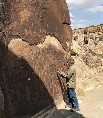 Meinrat O. Andreae takes measurements on the rock varnish using a portable X-ray fluorescence device. Meinrat O. Andreae takes measurements on the rock varnish using a portable X-ray fluorescence device.
Photo: Tracey W. Andreae, MPI for Chemistry