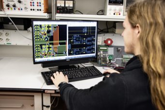 Person am Computer