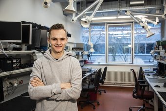 Jan Thomson, 19, angehender Elektroniker für Geräte und Systeme.  Jan Thomson, 19 Jahre, angehender Elektroniker für Geräte und Systeme, Max-Planck-Institut für Chemie