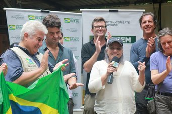 Forschungsminister Marcos Pontes (im Bild links) mit Besucherinnen und Besuchern am ATTO-Turm im brasilianischen Regenwald. Forschungsminister Marcos Pontes (im Bild links) mit Besucherinnen und Besuchern am ATTO-Turm im brasilianischen Regenwald.