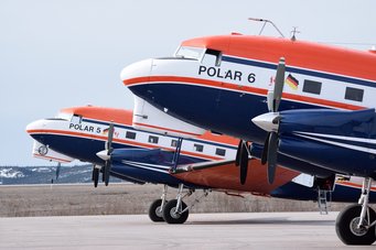 Scientists from Johannes Gutenberg University Mainz and the Max Planck Institute for Chemistry in Mainz are part of the expedition. With the help of a mass spectrometer installed in the Polar 6 aircraft, they are investigating aerosol particles. Polar aircraft Polar5 and Polar6 on expedition. Runway in Inuvik, Canada.