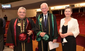 Rector of Aristotelion University, Professor Dr. Nikolaos Papaioannou, with Prof. Goldammer and the German Consul General in Thessaloniki, Sibylla Bendig. Individuals in academic robes stand in an auditorium: Rector of Aristotelion University, Professor Dr. Nikolaos Papaioannou, with Prof. Goldammer and the German Consul General in Thessaloniki, Sibylla Bendig.