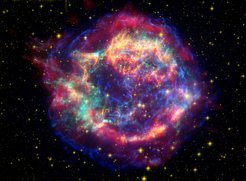 Nachkolorierte Aufnahme der Supernova-Überreste Cassiopeia A: Eine Supernova, die im 17. Jahrhundert explodierte. Staub aus einer solchen Supernova, die vor Milliarden Jahren explodierte, ist auch in unserem Sonnensystem nachweisbar und zwar in größeren Mengen als bisher angenommen.