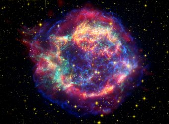 Nachkolorierte Aufnahme der Supernova-Überreste Cassiopeia A: Eine Supernova, die im 17. Jahrhundert explodierte. Staub aus einer solchen Supernova, die vor Milliarden Jahren explodierte, ist auch in unserem Sonnensystem nachweisbar und zwar in größeren Mengen als bisher angenommen. Nachkolorierte Aufnahme der Supernova-Überreste Cassiopeia A.