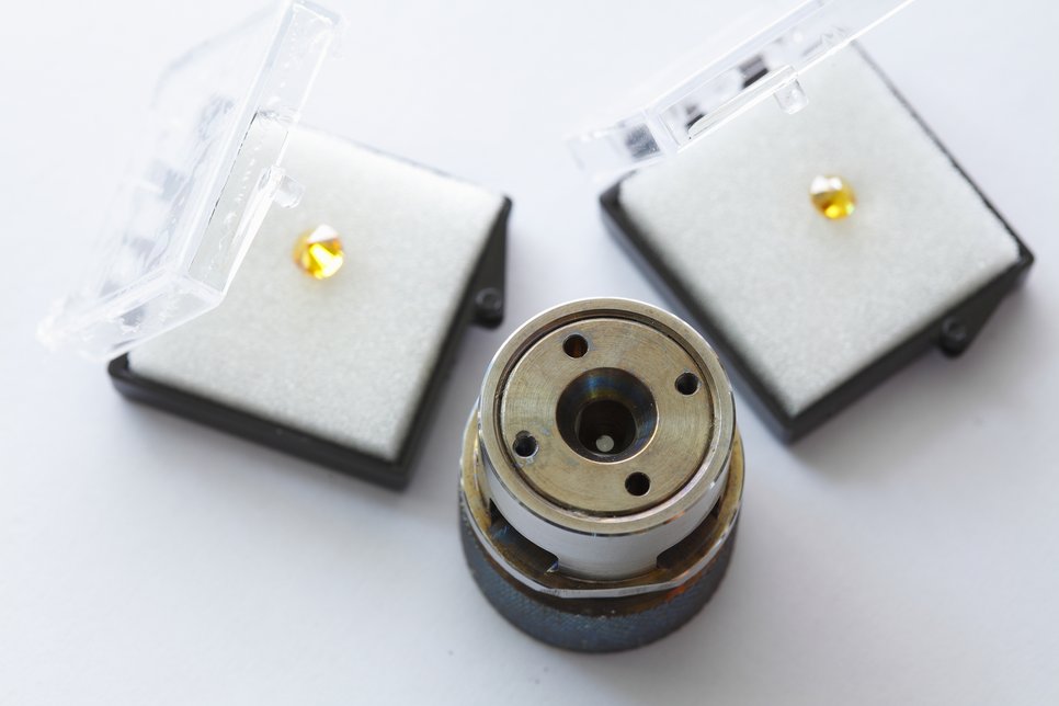 The apparatus the team led by Mikhail Eremets at the Max Planck Institute for Chemistry in Mainz uses to generate extremely high pressures, is amazingly handy., The researchers press the metal cell with Allen screws together. The high pressure thus created in the center of the cell, only diamonds resist. The gems operate like anvils that compress a sample.