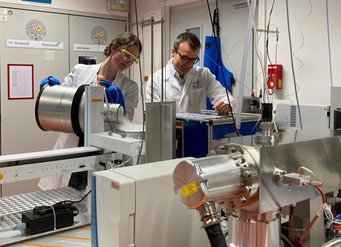 Paleoclimate researchers Alexandra Auderset and Alfredo Martínez-García were able to deduce the oxygen content of the oceans in the past from the remains of microorganisms found in marine sediment. They determined the nitrogen isotope ratios in their laboratory, as part of a long-term collaboration with Daniel Sigman and his research group at Princeton University. Laboratory equipment and machinery in use.