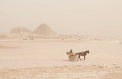 Pyramiden, Ägypten, Staub, Karre mit Mann und Pferd