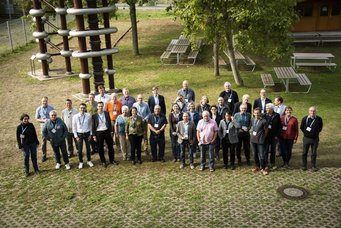 Gemeinsames Gruppenbild der Herausgeber der wissenschaftlichen Zeitschrift „Atmospheric Chemistry and Physics“ (ACP) und des Publikationskomitees der Europäischen Union der Geowissenschaften (EGU). Sie trafen sich anlässlich des zwanzigjährigen Bestehens der Open-Access-Zeitschrift ACP am Max-Planck-Institut für Chemie in Mainz. Gemeinsames Gruppenbild der Herausgeber der wissenschaftlichen Zeitschrift „Atmospheric Chemistry and Physics“ (ACP) und des Publikationskomitees der Europäischen Union der Geowissenschaften (EGU).