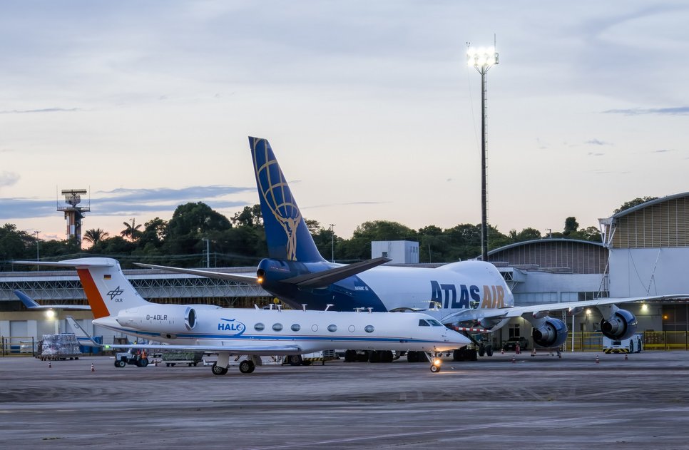 Two planes in front of a hangar. Arrival of the research aircraft HALO in Manaus, Brazil.