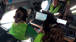 View into the cabin: Shortly before the start of the first measurement flight, the researchers check their instruments.