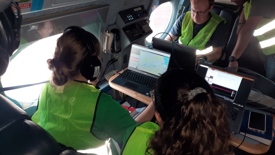View into the cabin: Shortly before the start of the first measurement flight, the researchers check their instruments.