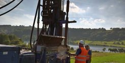 Bohrgerät in Aktion: Im Rahmen des ELSA-Projekts werden Sedimentbohrkerne in einem Trockenmaar bei Schalkenmehren gewonnen.