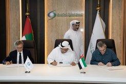 Jos Lelieveld (geschäftsführender Direktor am MPI für Chemie, Mainz), links, Ahmed Baharoon, (Exekutivdirektor der Abteilung Umweltinformation, Wissenschaft und Öffentlichkeitsarbeit derEnvironment Agency – Abu Dhabi), Mitte,und Jean Sciare (Direktor des Zentrums für Klima- und Atmosphärenforschung am Cyprus InstituteThe Cyprus Institute, Nikosia) unterzeichnen die gemeinsame Absichtserklärung zur Zusammenarbeit im Rahmen der großangelegten Forschungsexpedition AREAD (Atmospheric Research Expedition to Abu Dhabi).