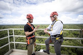 Bundespräsident Frank-Walter Steinmeier (r.) mit Stefan Wolff, Repräsentant des ATTO-Projekts vom Max-Planck-Institut, auf einer Plattform des Amazon Tall Tower Observatory (ATTO). Bundespräsident Frank-Walter Steinmeier (r.) mit Stefan Wolff, Repräsentant des ATTO-Projekts vom Max-Planck-Institut, auf einer Plattform des Amazon Tall Tower Observatory (ATTO).