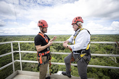 Bundespräsident Frank-Walter Steinmeier (r.) mit Stefan Wolff, Repräsentant des ATTO-Projekts vom Max-Planck-Institut, auf einer Plattform des Amazon Tall Tower Observatory (ATTO).