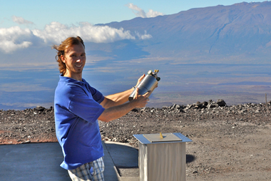Der Forscher Aidan Colton von der US-amerikanischen Wetter- und Ozeanografie-behörde NOAA nimmt eine Luftprobe in der Nähe des Mauna Loa Vulkans auf Hawaii. Anhand der Analyse solcher Proben bestimmte ein internationales Forscherteam die Selbstreinigungskraft der Atmosphäre.