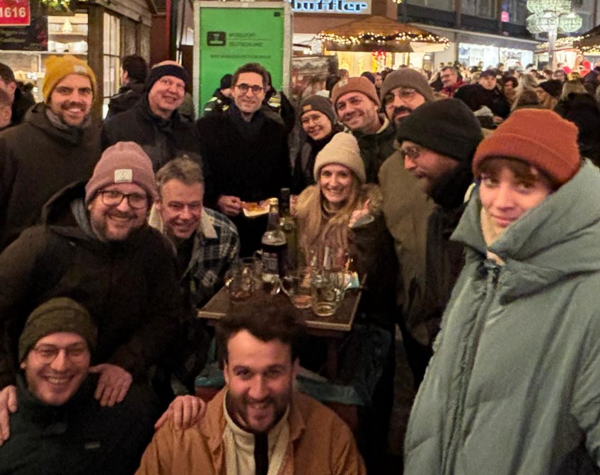 Group photo during the traditional group meeting at the Christmas Market in Mainz (Dec. 2024). Gruppennforo der AG Pozzer.